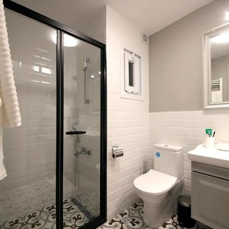 Superior Refurbished Flat In The Heart Of