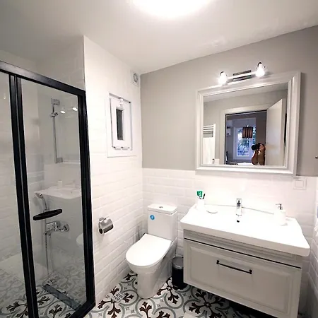 Superior Refurbished Flat In The Heart Of *